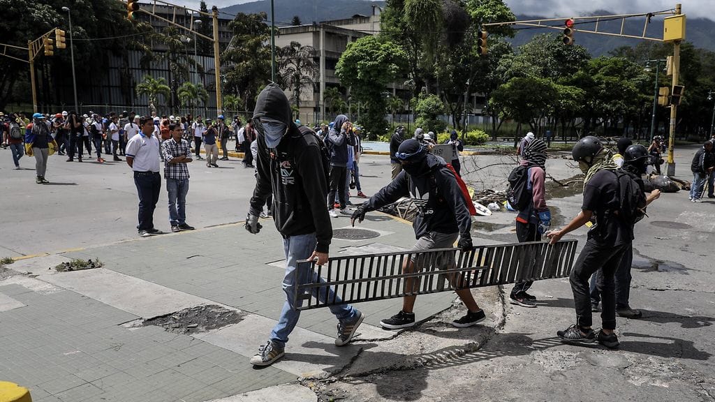 Hallituksenvastaiset mielenosoitukset ovat jatkuneet Venezuelassa  kolme kuukautta.