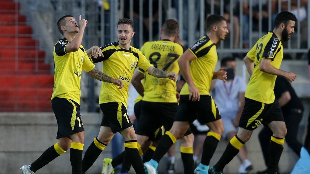 Progres Niederkornin pelaajat juhlivat osumaa.