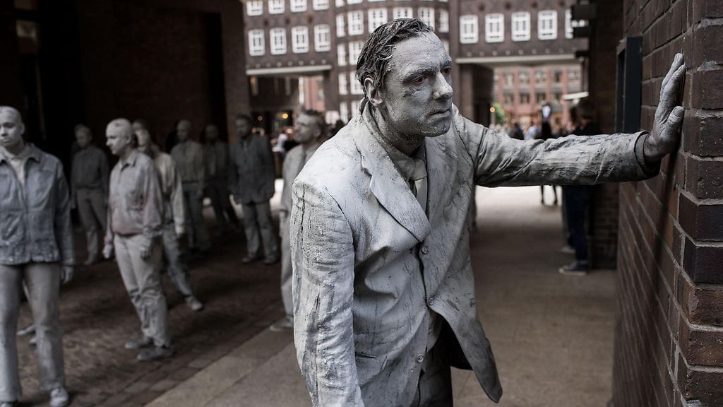 Mielenosoittajat olivat pukeutuneet zombeiksi Hampurissa. Mielenosoitus oli ennen G20-kokousta.