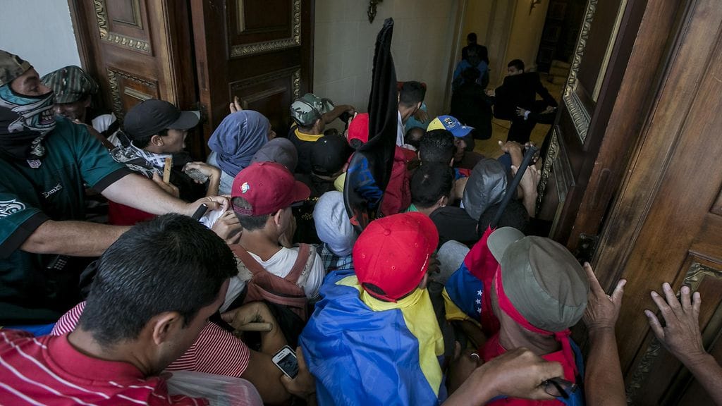 Mielenosoittajat tunkeutuivat parlamenttitaloon Venezuelassa.