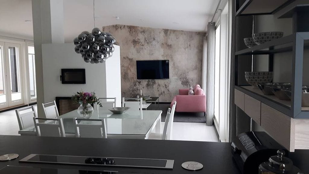 Mikkelin Asuntomessujen Omatalo Ajatuksen (kohdenumero 3) keittiö yhdistyy oleskelutilaan saumattomasti. Huonetilan jakaa suuri takka, jonka luukut aukevat sekä keittiöön että olohuoneeseen.