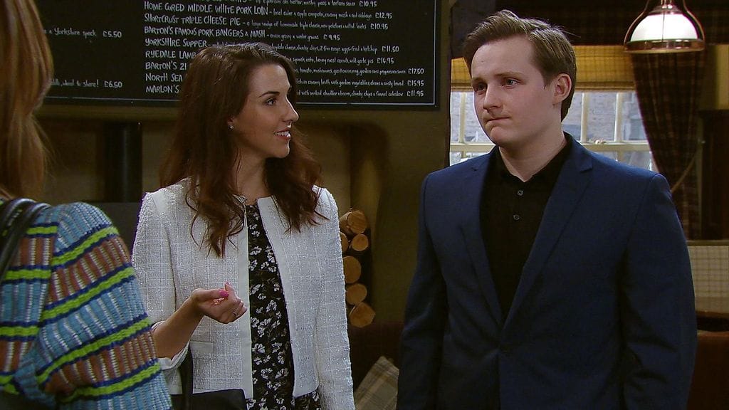 Myös he ovat lehtitietojen mukaan jättämässä sarjan piakkoin: Näyttelijät Louise Marwood (Chrissie White) sekä Thomas Atkinson (Lachlan White).