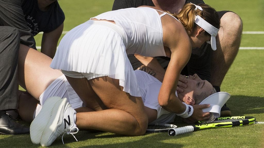 Bethanie Mattek-Sands kentän pinnassa