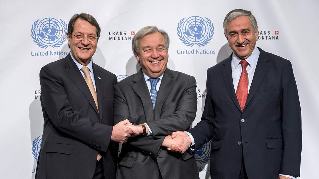 Kyproksen rauhanneuvotteluissa ei saavutettu tulosta. Kuvassa Nicos Anastasiades, Antonio Guterres ja Mustafa Akinci.