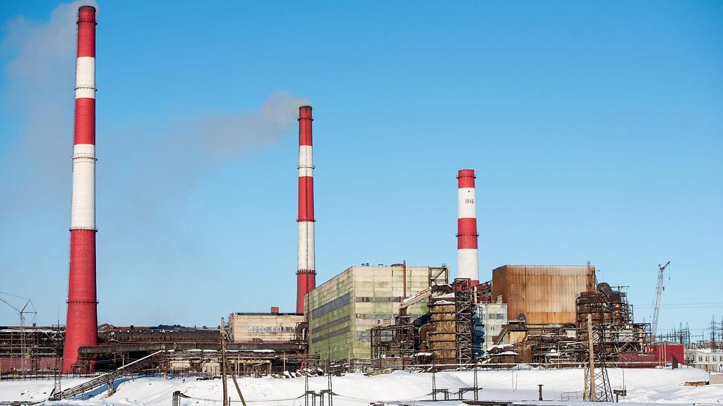 Norilsk Nickel -yhtiön tehtaan piippuja.