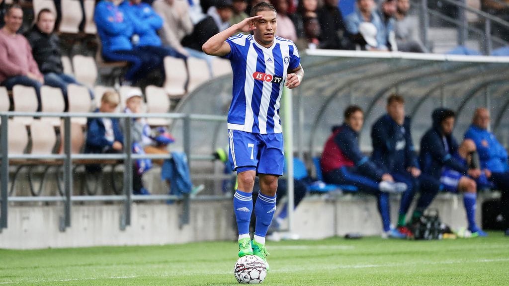 Mostagh Yaghoubi laittoi kättä lippaan seisoessaan pallon päällä.