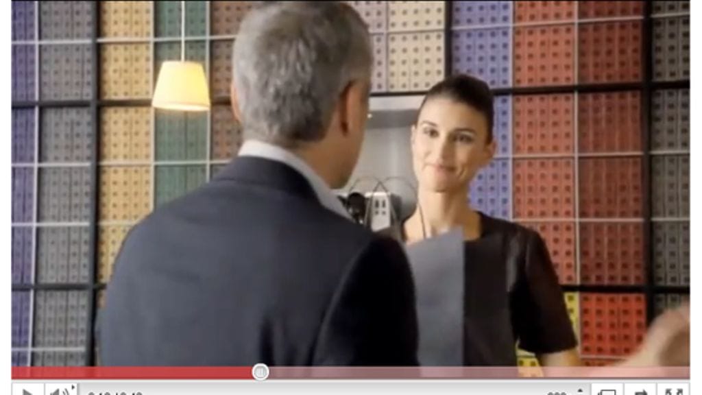 George Clooney samassa mainoksessa Maryam Razavin kanssa.