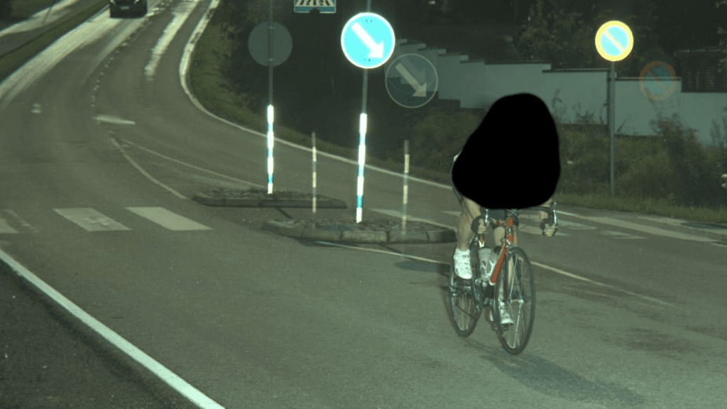 Helsingin poliisin julkaisemassa kuvassa Twitter-maratonin aikana pyöräilijä hurjastelee 40 km/h rajoitetulla alueella lähes 60 km/h.