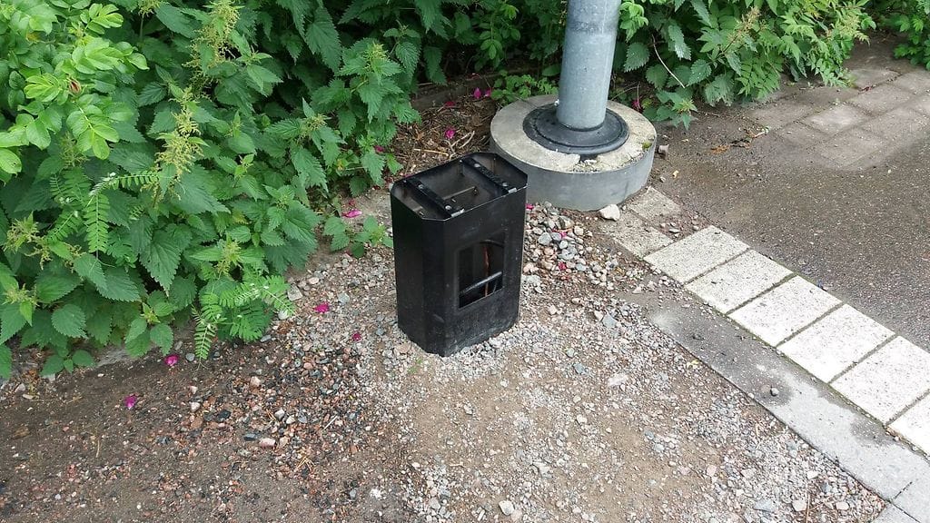 Koivuhovin asemalle on asennettu vasta lippuautomaatin jalusta.