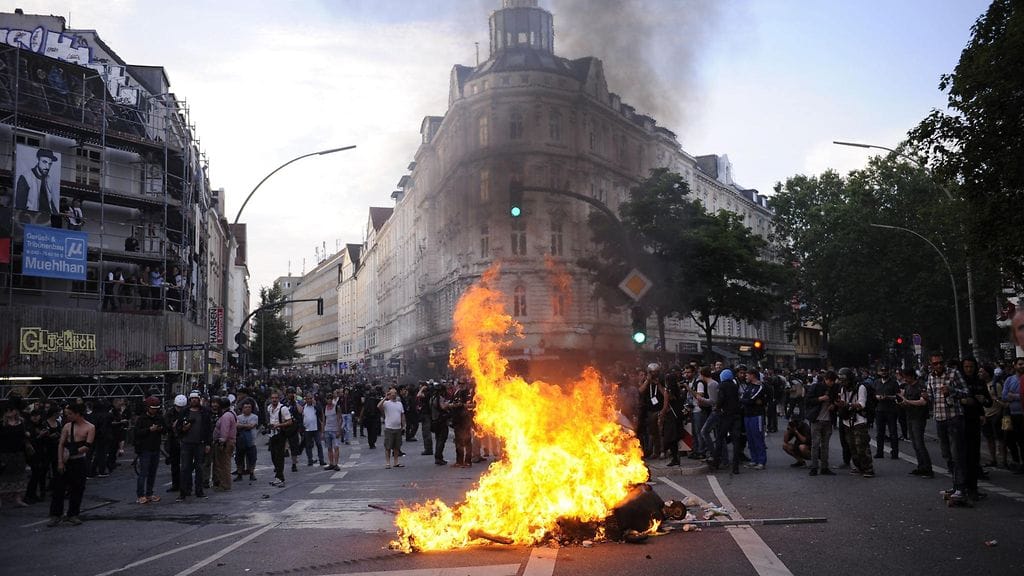 Hampurin mielenosoituksissa on toistaiseksi loukkaantunut jo yli 200 poliisia.