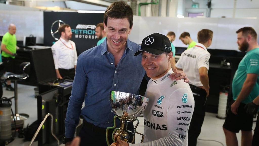 Toto Wolff ja Valtteri Bottas juhlivat suomalaiskuskin uran ensimmäistä voittoa Sotshissa aiemmin tällä kaudella.