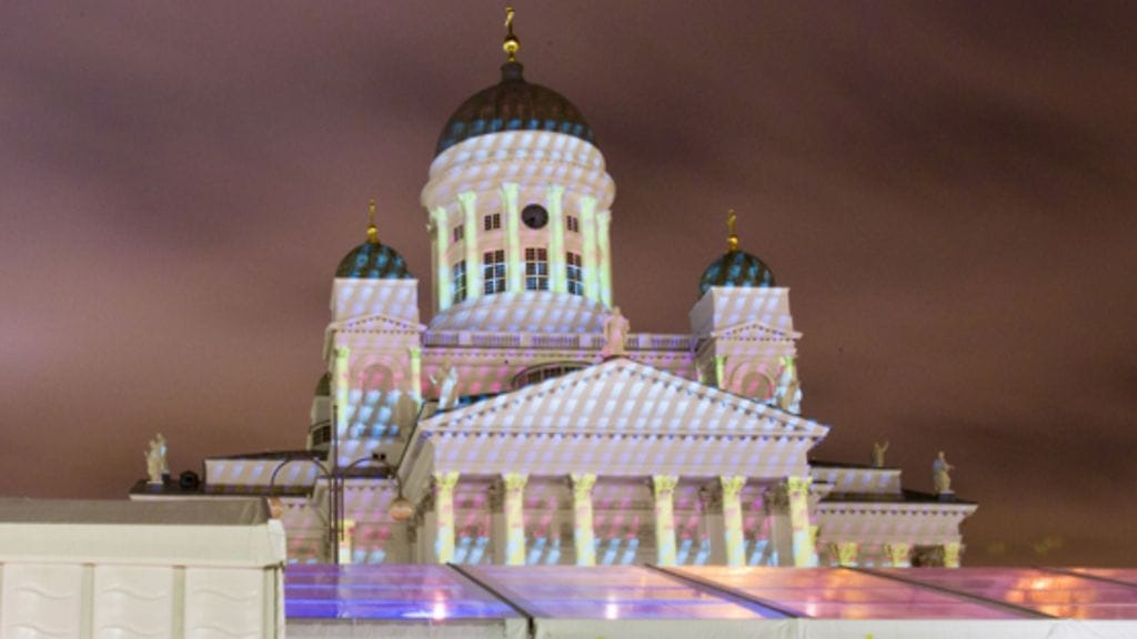 Helsingin Tuomiokirkko sai ylleen upean valoshow´n.