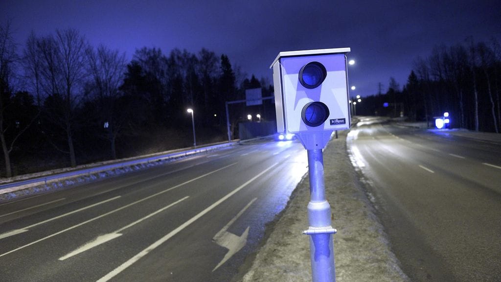 Automaattista liikenteenalvontaa lisätään riskipaikkoihin, kuten tieosuuksiin, joilla on tapahtunut paljon onnettomuuksia tai joissa raskaan liikenteen määrä kasvaa.