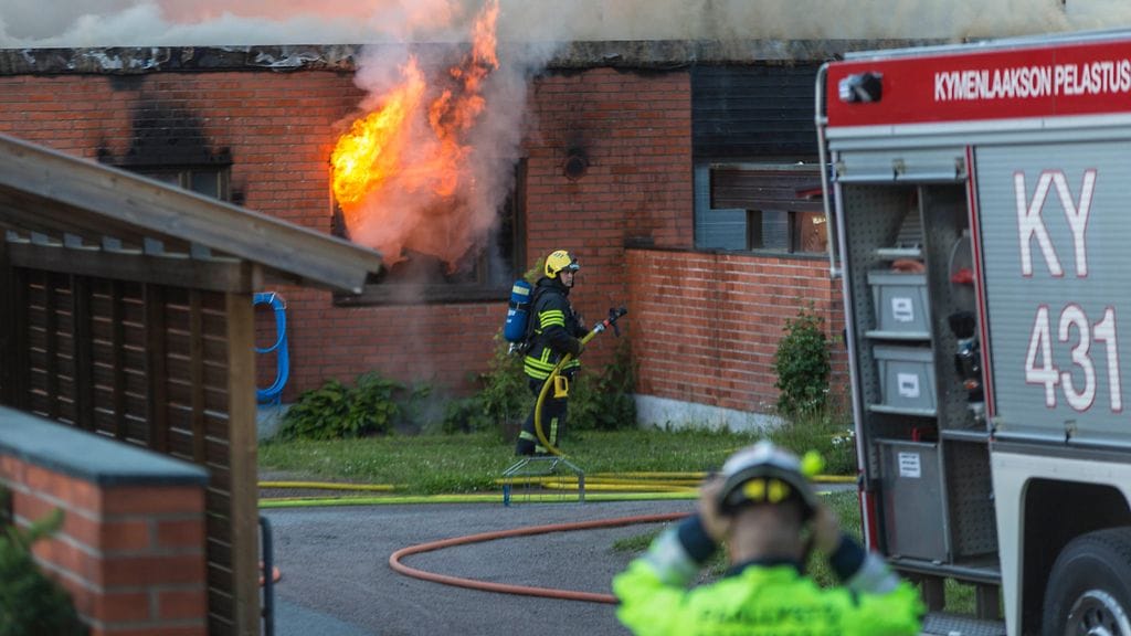 Suurikokoinen paritalo tuhoitui talossa pahoin. Kuva: Sasu Mäkinen.