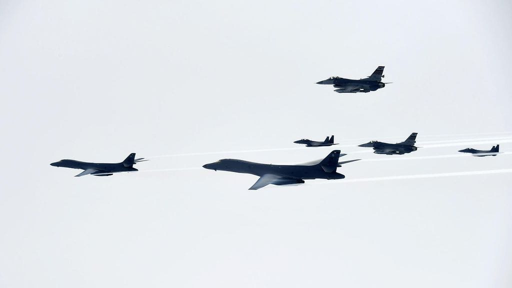 Yhdysvaltojen B-1B Lancer -pommikoneita lähellä Koreoiden rajaa.