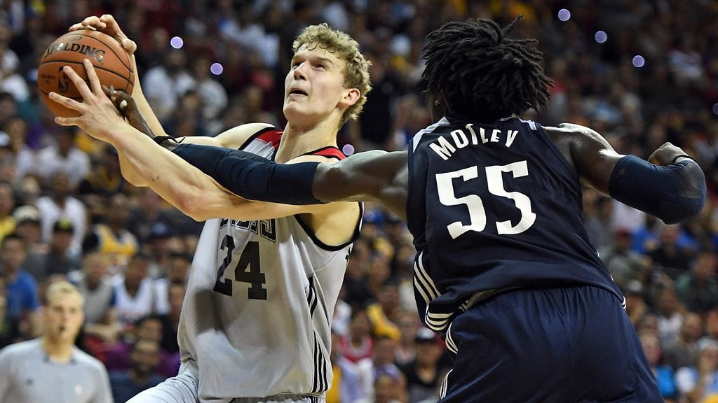 Lauri Markkanen sai onnistuneen alun NBA:n kesäliigassa.