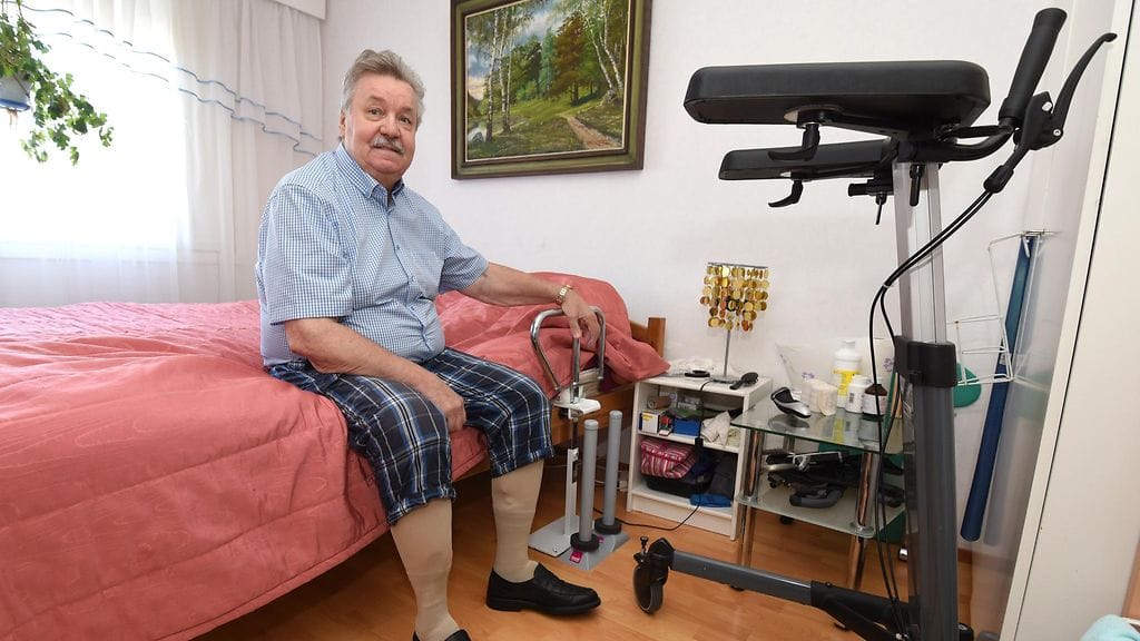 Reijo Voutilainen on kotikuntoutuksessa niin sanotulla Kokkolan mallilla. Kotona apuna mm. Eva-kävelyväline, rollaattori, sänkyyn kiinnitetyt tuet ja käsipainot.