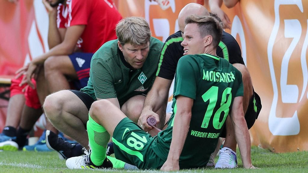 Niklas Moisanderia hoivattiin kentän sivussa.