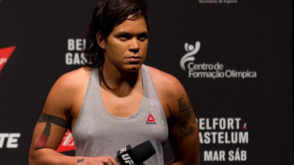 Kääpiösarjan hallitseva mestari Amanda Nunes ei pystynyt astelemaan häkkiin lauantaina.