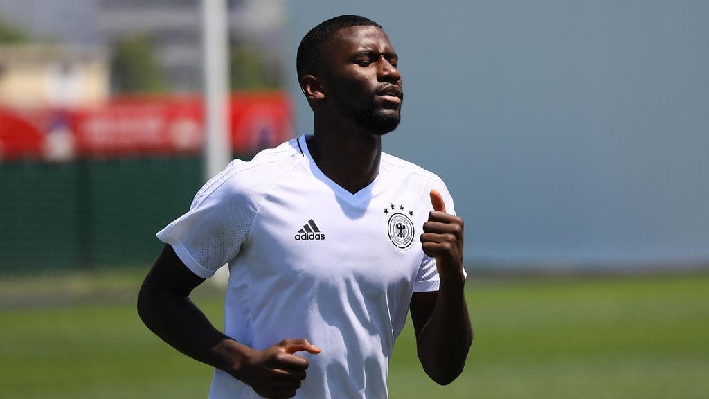 Antonio Rüdiger voitti Saksan maajoukkuepaidassa Confederation Cupin aiemmin tänä kesänä.