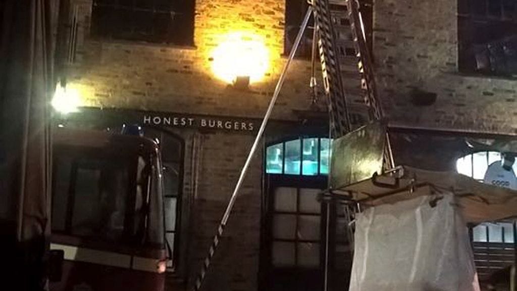 Palon epäillään saaneen alkunsa hampurilaisravintolan yläpuolelta.