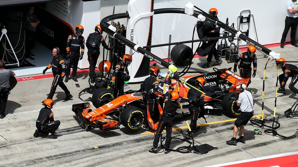 Fernando Alonso keskeytti Itävallan GP:n heti alussa jouduttuaan joukkokolariin ensimmäisessä mutkassa.