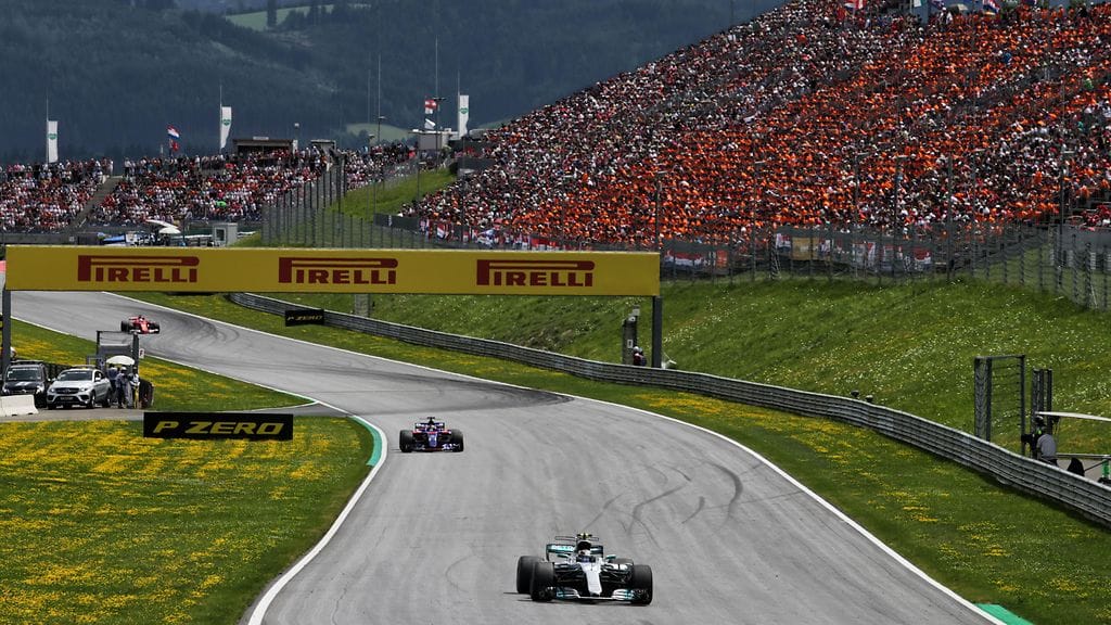 Valtteri Bottas ajoi voittoon Spielbergissä täysien katsomoiden edessä.