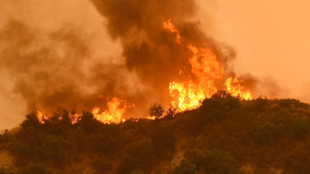 Kalifornia maastopaloa on sammuttamassa viitisentuhatta palomiestä.