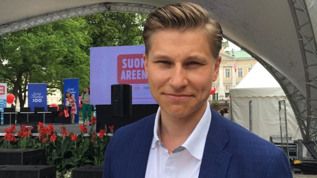 Oikeusministeri Antti Häkkänen SuomiAreenan Purje-lavan edustalla.