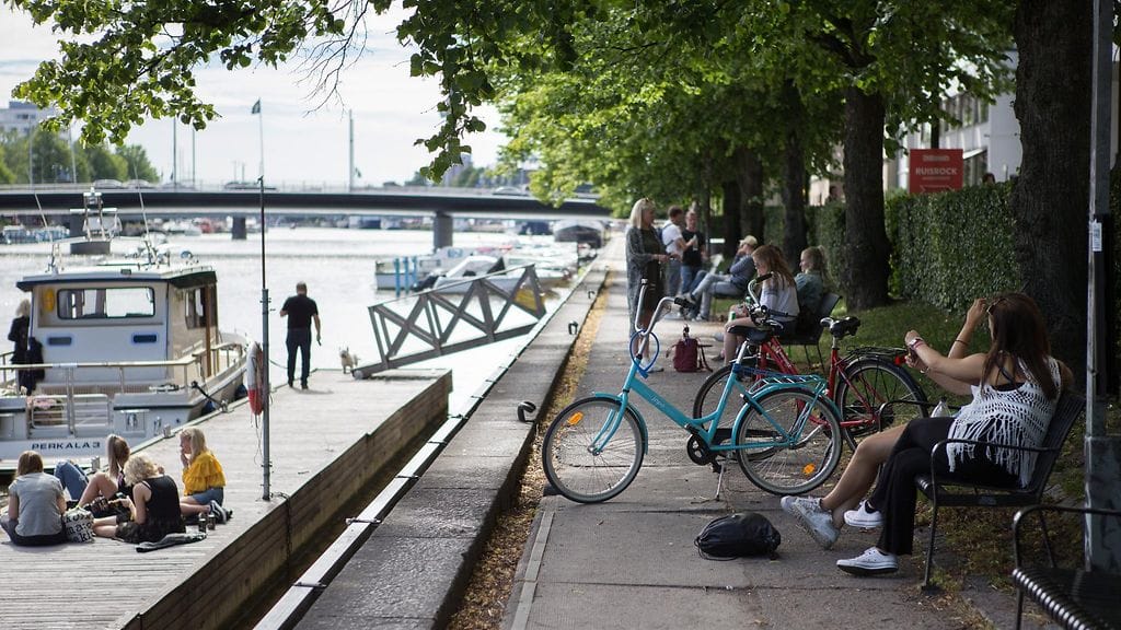 Pyöräilijöitä Aurajoen rannalla.