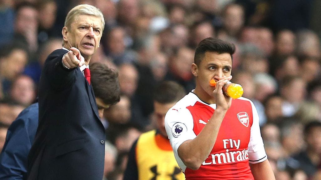 Arsene Wenger odottaa, että Alexis Sanchez hörppii jatkossakin juomapulloa Arsenalin peliasussa.