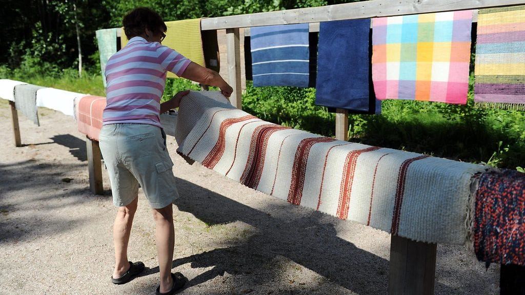 Matto kannattaa pestä pesupöydällä tai pitkävartisella harjalla. Kuvituskuva.