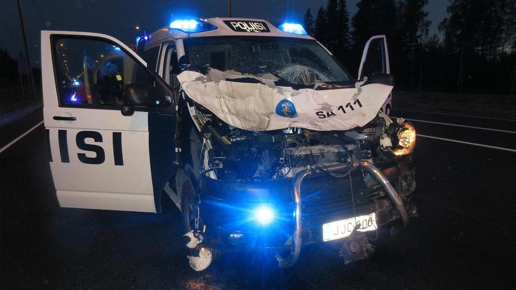 Poliisiauton keula vaurioitui kolarissa pahasti.