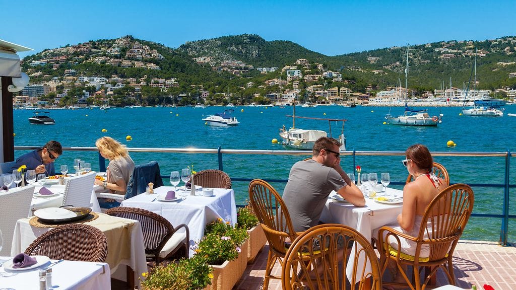 Suomalaiset eivät halua "veljeillä" lomamatkoilla maanmiestensä kanssa. Kuvituskuva.