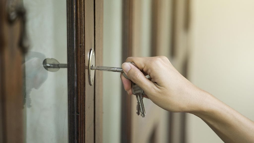 Naisen asuntoon tunkeutunut perhe oli ehtinyt vaihtaa taloon lukot.