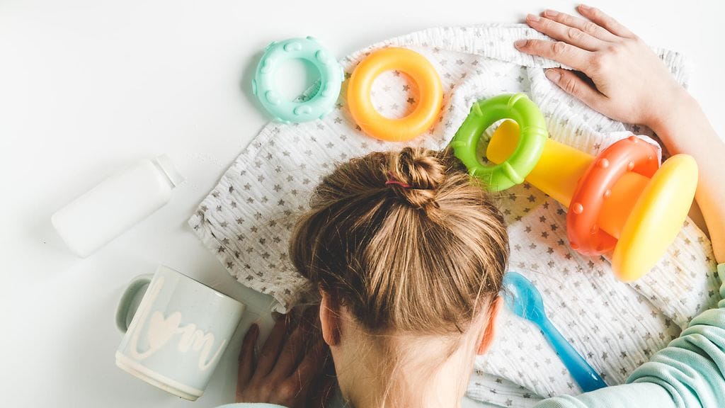 Erään äidin mukaan väsymyksessä ei aina ole kysymys unenpuutteesta, vaan jatkuvasti päässä pyörivistä ajatuksista.