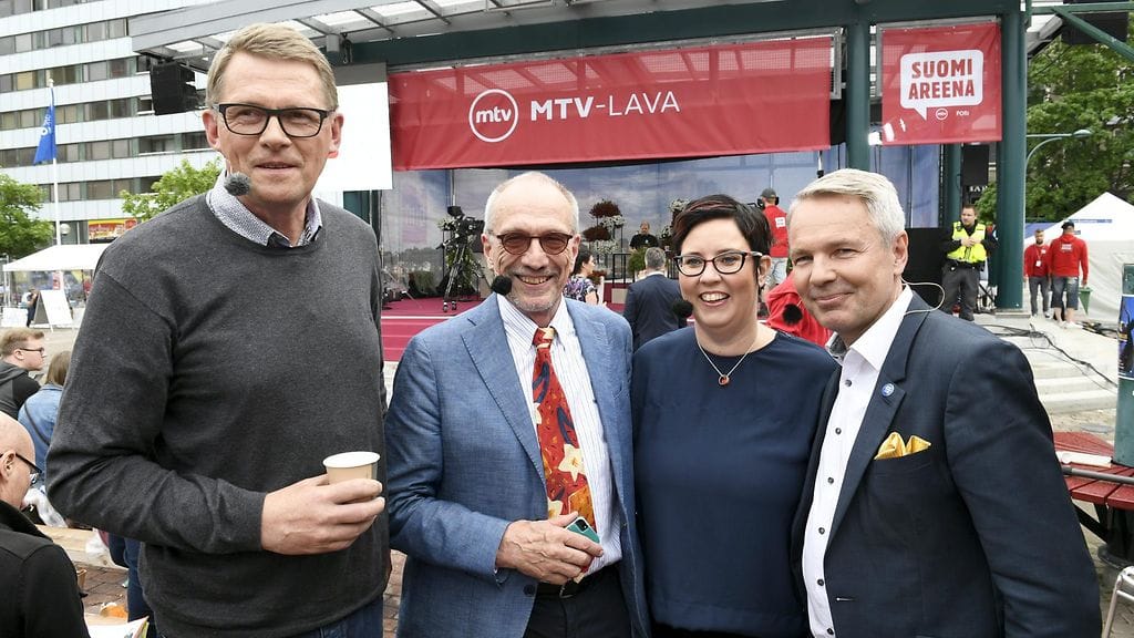 Matti Vanhanen (kesk.), Nils Torvalds (r.), Merja Kyllönen (vas.) ja Pekka Haavisto (vihr.) patistavat presidentti Sauli Niinistöä mukaan presidenttivaalikeskusteluihin.