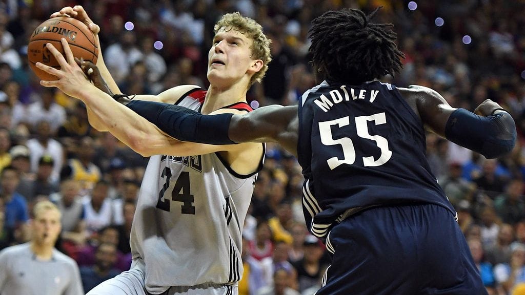 Lauri Markkanen keräsi kesäliigan parhaan pistepottinsa Bullsin ensimmäisessä voitossa.