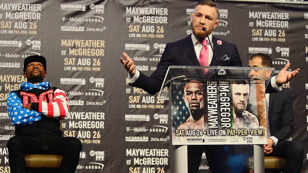 Conor McGregor ja Floyd Mayweather esiintyivät tiistaina jättiyleisön edessä Los Angelesin Staples Centerissä.