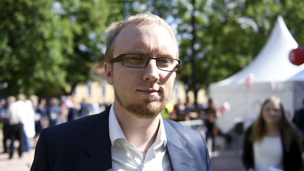 Uusi vaihtoehto -eduskuntaryhmän puheenjohtaja Simon Elo.