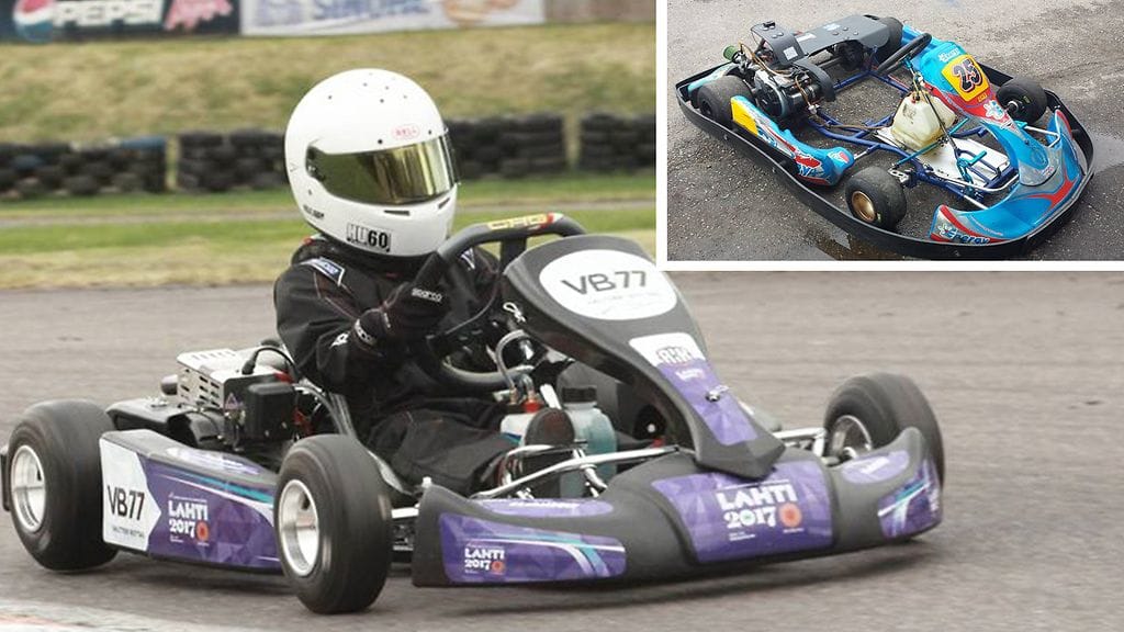 Varastetut autot ovat kuvan sinisen auton (numero 25) kaltaisia. Kuvan violetti auto, jonka Valtteri Bottas lahjoitti seuralle, löytyi ojasta heinällä peitettynä.