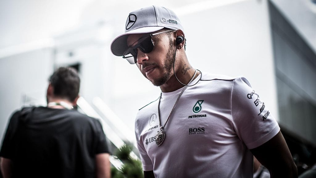 Lewis Hamilton on MM-pisteissä toisena Ferrarin Sebastian Vettelin perässä.