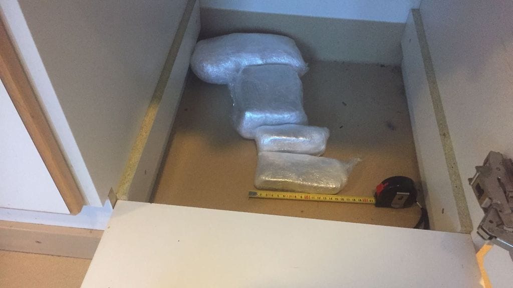 Osa huumeista oli kätkettynä keittiökaapin sokkeliin. Kuva: Keskusrikospoliisi.