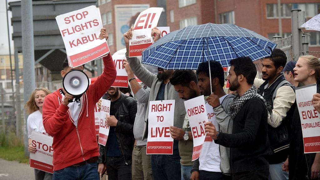 Maahanmuuttoviraston eteen kerääntyi noin 50 mielenosoittajaa.