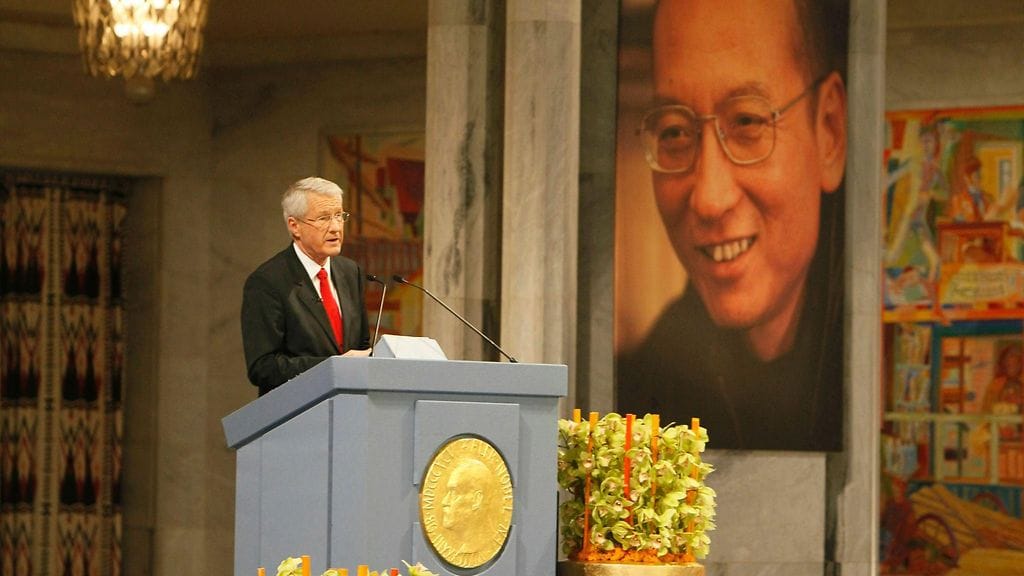 Nobel-komitean puheenjohtaja Thorbjorn Jagland piti puheen vuonna 2010 Nobelin rauhanpalkintoseremoniassa Oslossa. Taustalla rauhannobelisti Liu Xiaobon kuva.