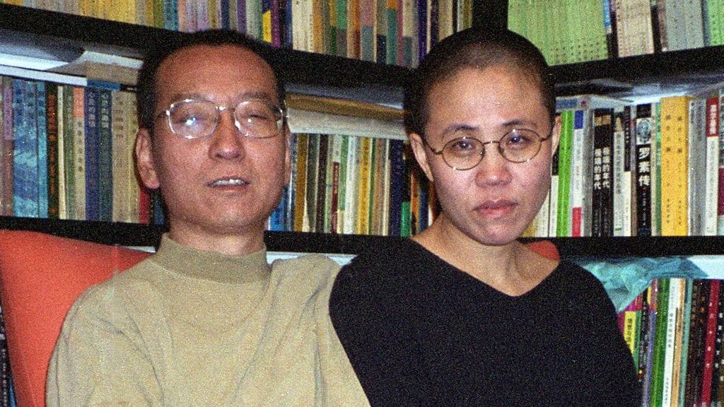 Rauhannobelisti Liu Xiaobo (vas.) ja hänen vaimonsa Liu Xia kuvattuna vuonna 2002.