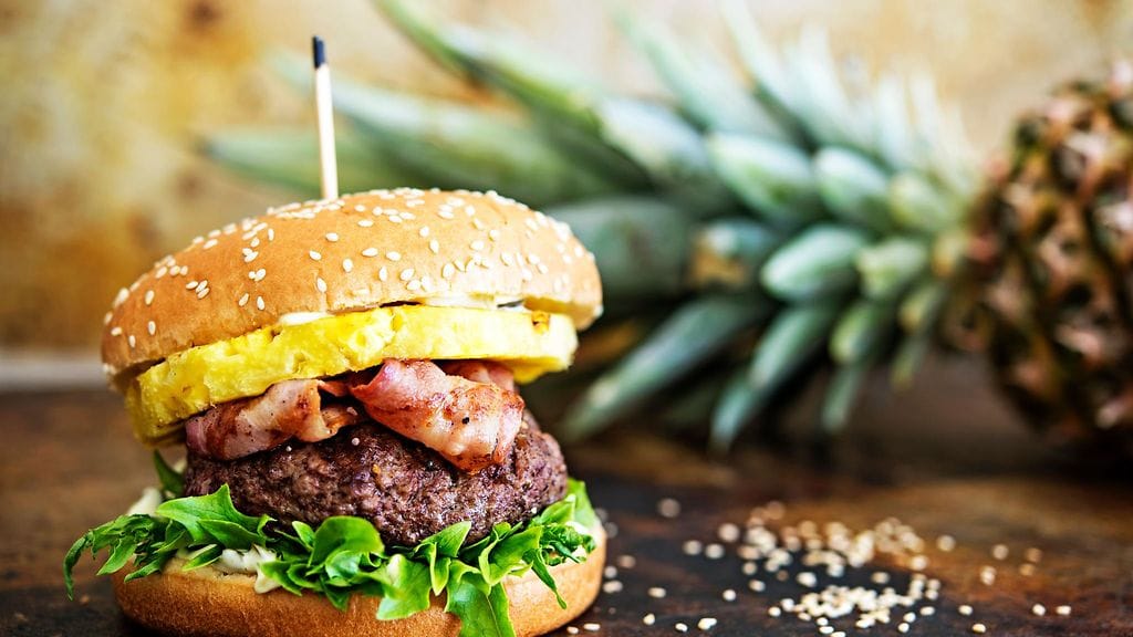 Grillatut hampurilaiset ovat nyt mökkikansan suosikkiruokaa.