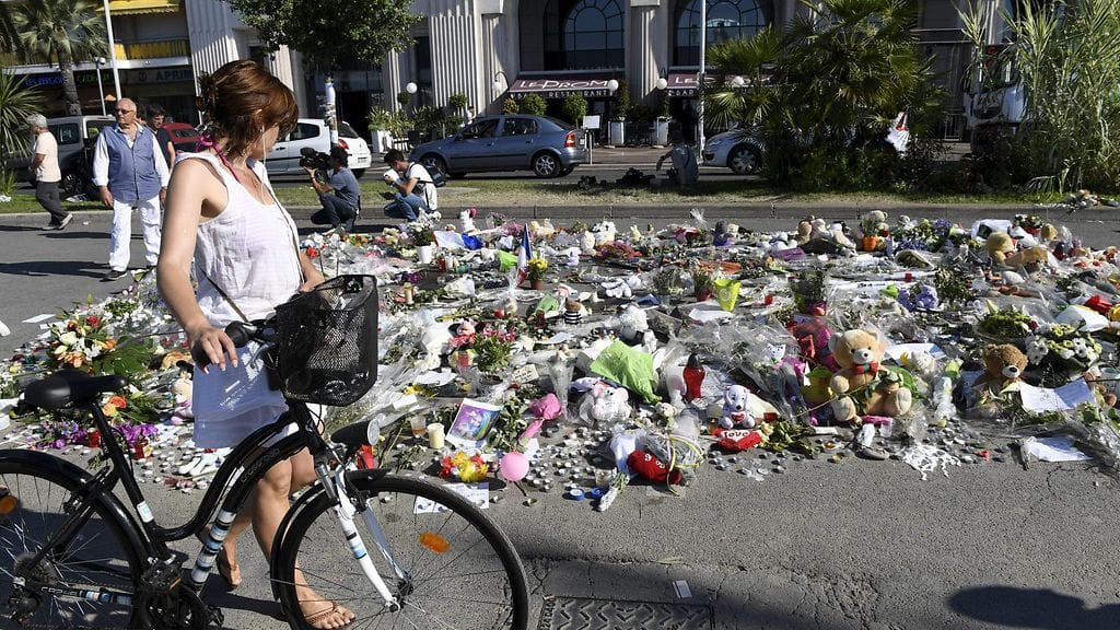 Kukkia surmapaikalla Nizzassa, Ranskassa 18. heinäkuuta 2016.