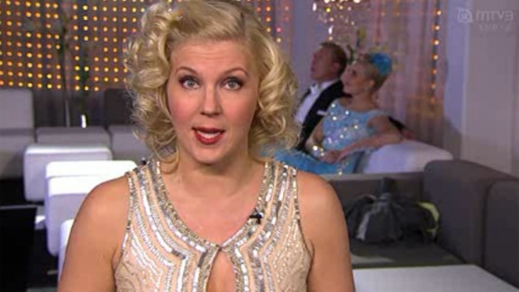 Vappu Pimiän mekossa oli seksikäs kurkistusreikä.