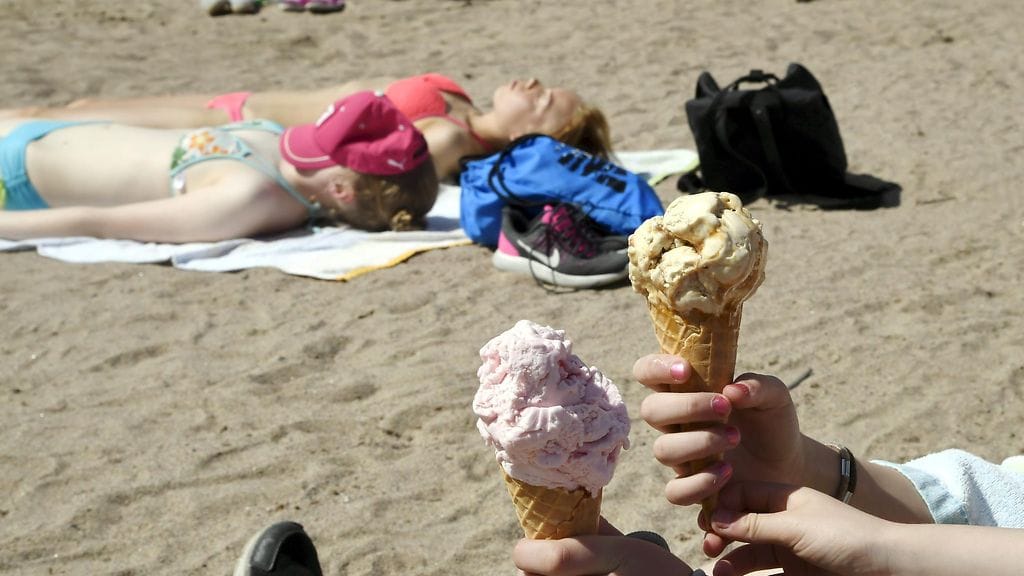 Ihmiset nauttivat aamupäivän aurinkoisesta säästä Vantaalla 17. kesäkuuta 2017.